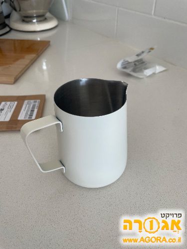 קנקן הקצפת חלב בצבע לבן