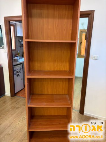 מדפים במצב טוב בצבע חום