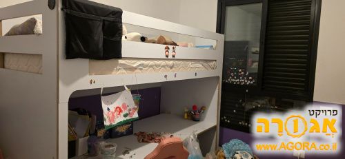 מיטת קומתיים חדשה , קומה תחתונה ספרייה
