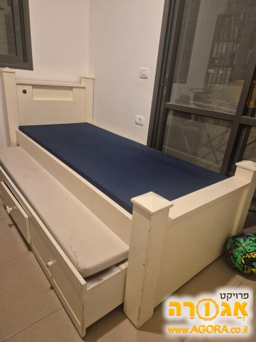 מיטת ילדים מעץ מלא במצב טוב