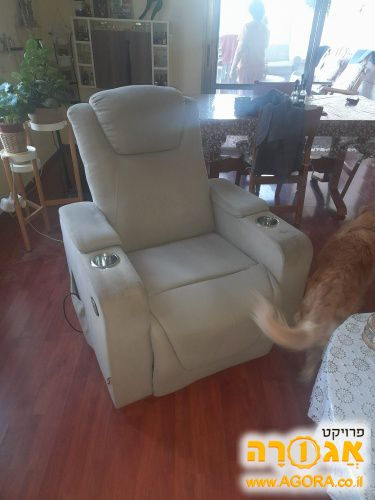 כורסת טלביזיה חשמלית
