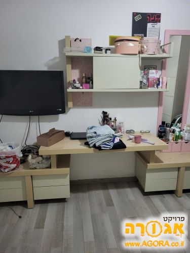 שולחן כתיבה עם ספריה ושידות לנערה