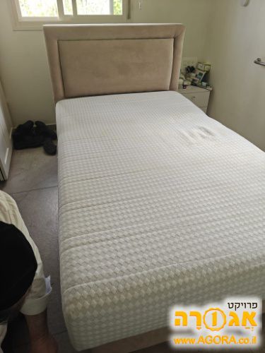 מיטה וחצי חשמלית מתכוונת