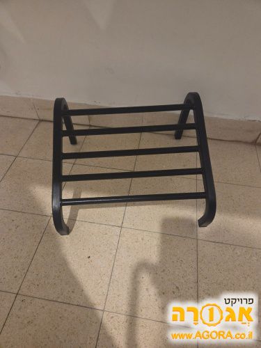 משענת לרגליים מתחת לשולחן עבודה