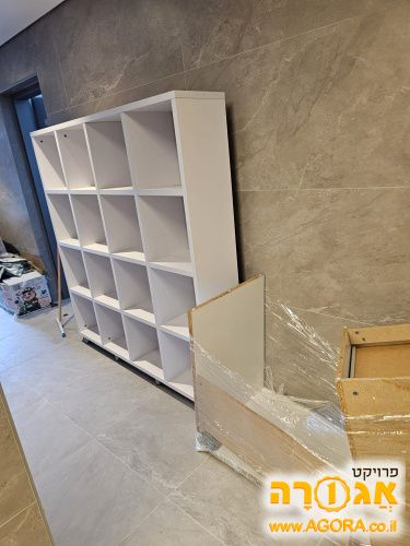 כוורת ושולחן כתיבה