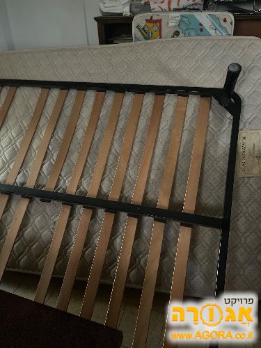 2 מיטות זוגיות עם מזרן ושולחן סלון מרובע
