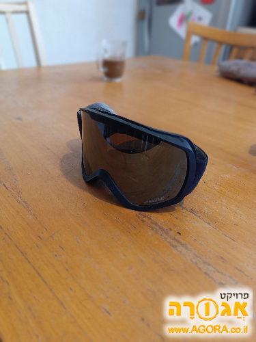 משקפי סקי שחורים