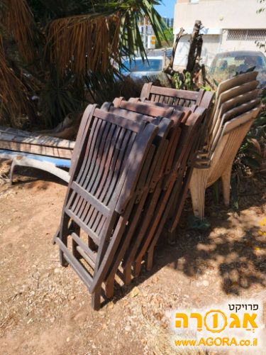כיסאות ושולחנות