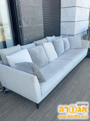 ספת רביצה בגווני אופוויט עם כריות