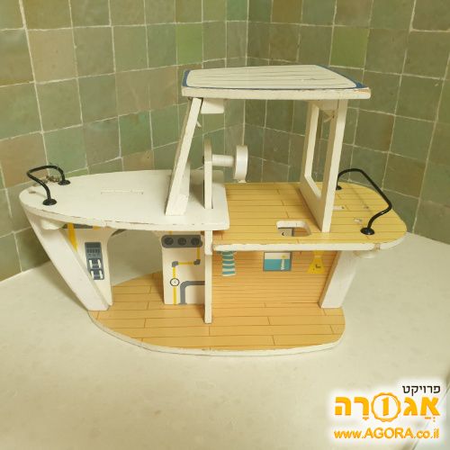 צעצוע סירה מעץ