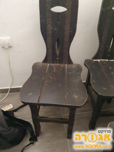 כסאות עץ