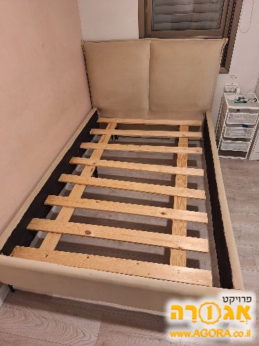 מיטה וחצי עם גב מרופד