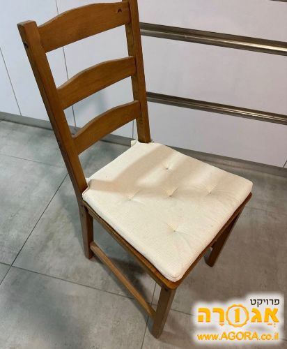 כסא עץ