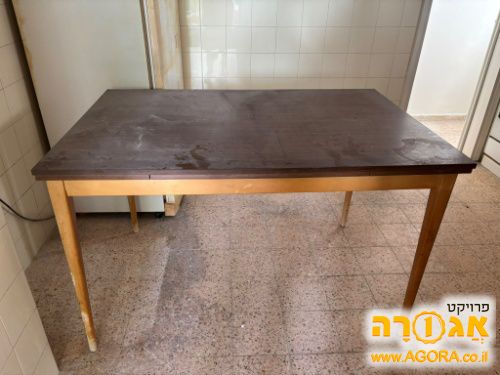 שולחן מטבח עם משטח כהה 120 על 80