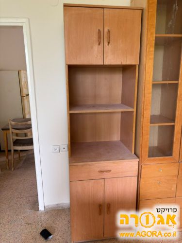 ארון עץ גבוה עם דלתות ומדפים