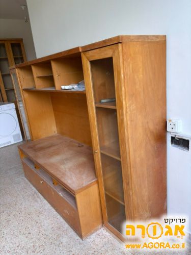 מזנון טלוויזיה עם 2 ויטרינות זכוכית