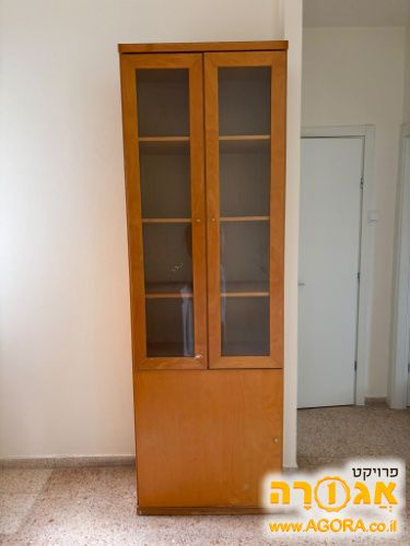 ויטרינה גבוהה עם דלת תחתונה