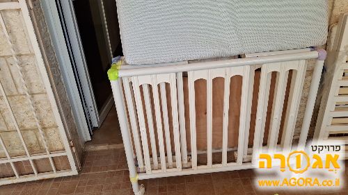 לול מתקפל מפלסטיק ועריסת תינוק מעץ לבן