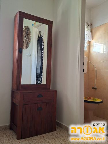 שולחן איפור עם מראה