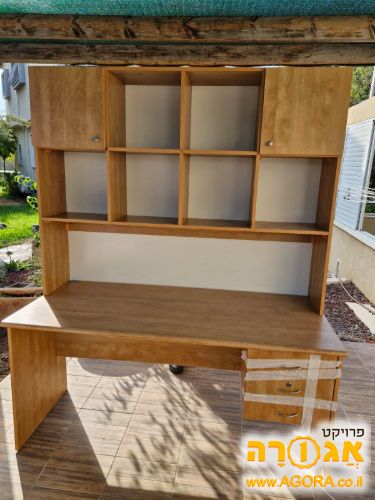 שולחן עבודה עם ספריה