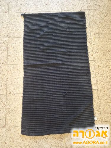 שטיח שחור קטן