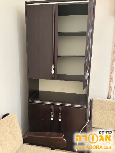 ארון עם מדף תצוגה