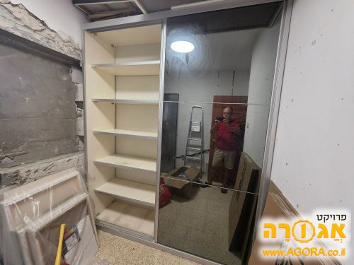 ארון מדפים ודלתות מראה