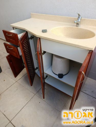 כיור וארונית לאמבטיה