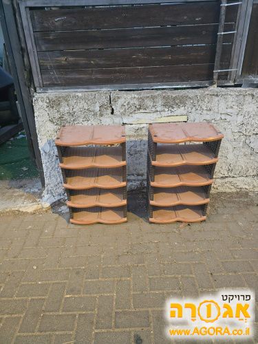 מדפים לנעלים