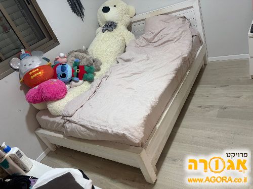 מיטה מעץ עם ארגז מצעים