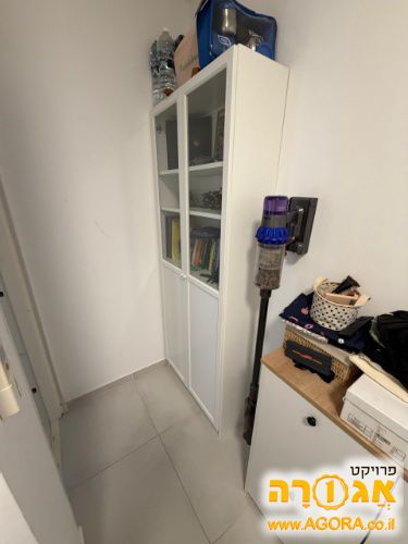 ארון ויטרינה של איקיאה