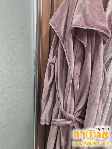חלוק בוקר מבד קטיפה בצבע ורוד נוטה לסגול