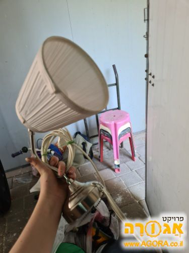 מנורת לילה צמודה לקיר