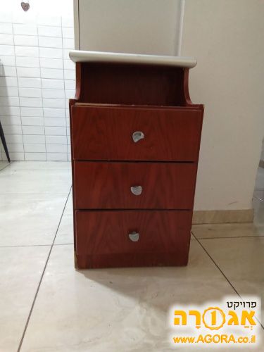 שידת מגירות מעץ פורניר
