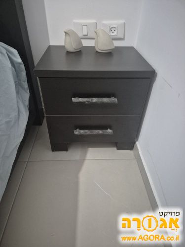 2 שידות ליד מיטה