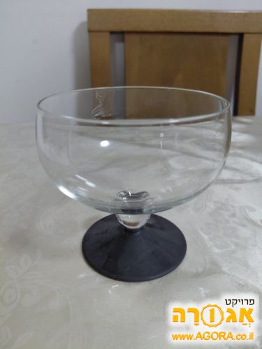 12 צלוחיות מזכוכית על רגל