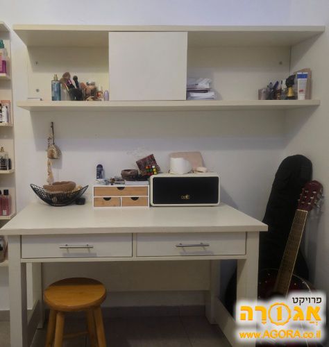 שולחן כתיבה וכוורת