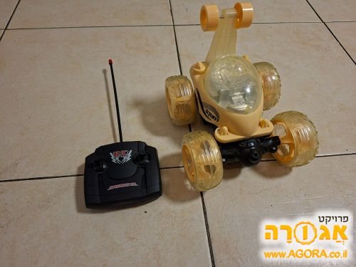 מכונית פעלולים על שלט