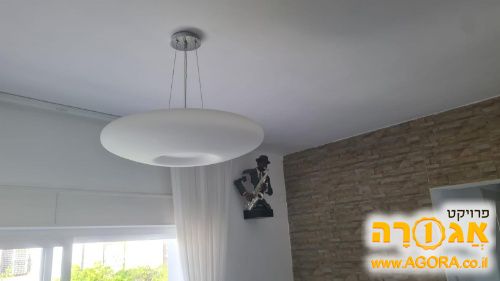 מנורה לסלון יפה ושלמה אור לבן במצב חדש ש