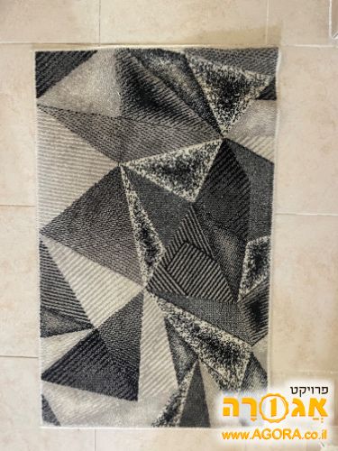 שטיחון שחור לבן