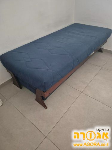 מיטת נוער עם ראש מתכוון ונפתחת
