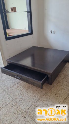 שולחן סלון גדול עם מגירות