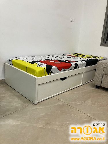 מיטת יחיד ומגירות