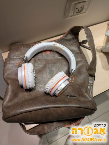 תיק ואוזניות אלחוטיות