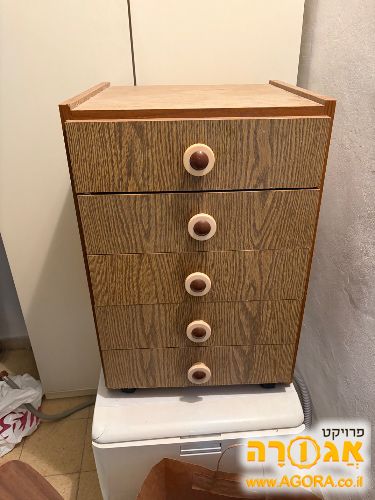 שידה ליד המיטה