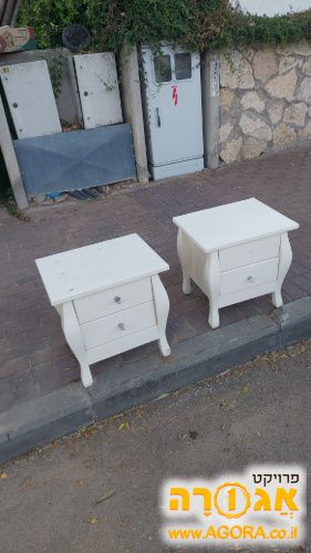 שידה ליד המיטה