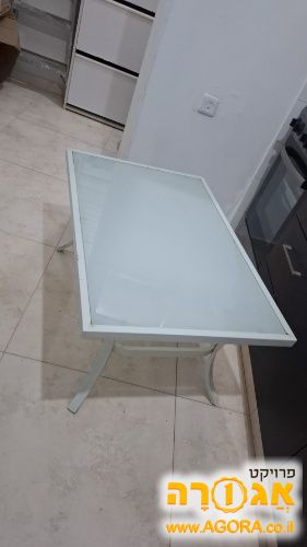 שולחן זכוכית חלבית