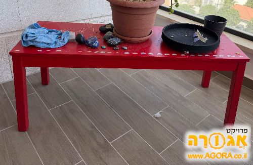 ספסל אדום