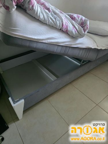 מיטה יחיד עם ארגז מצעים
