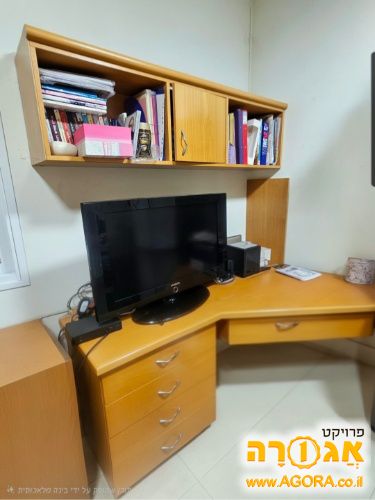 שני שולחנות, ספרייה וכוורת עץ מלא